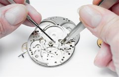 格林汉姆机械表上发条的正确方法（避免损伤表芯的技巧与步骤）